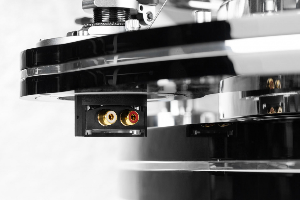 Выходные RCA разъемы — у всех SME M2 они одинаковые, фото stereo.ru Выходные RCA разъемы — у всех SME M2 они одинаковые, фото stereo.ru