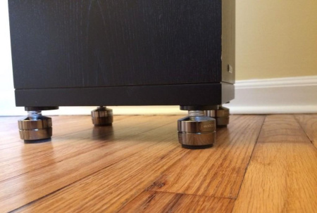 Isoacoustics Gaia III